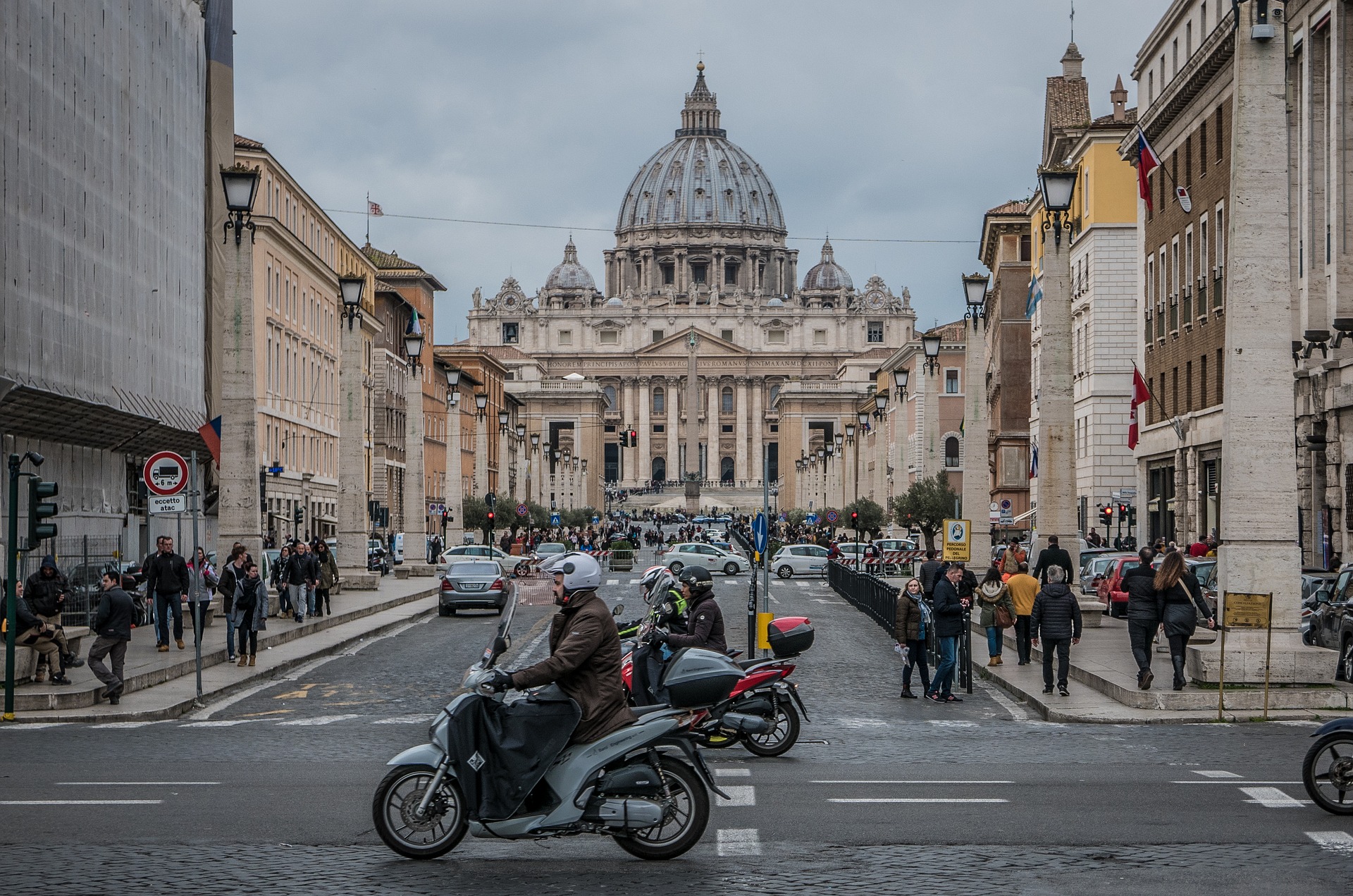 Widok na Bazylikę świetego Piotra w Rzymie, ruch uliczny